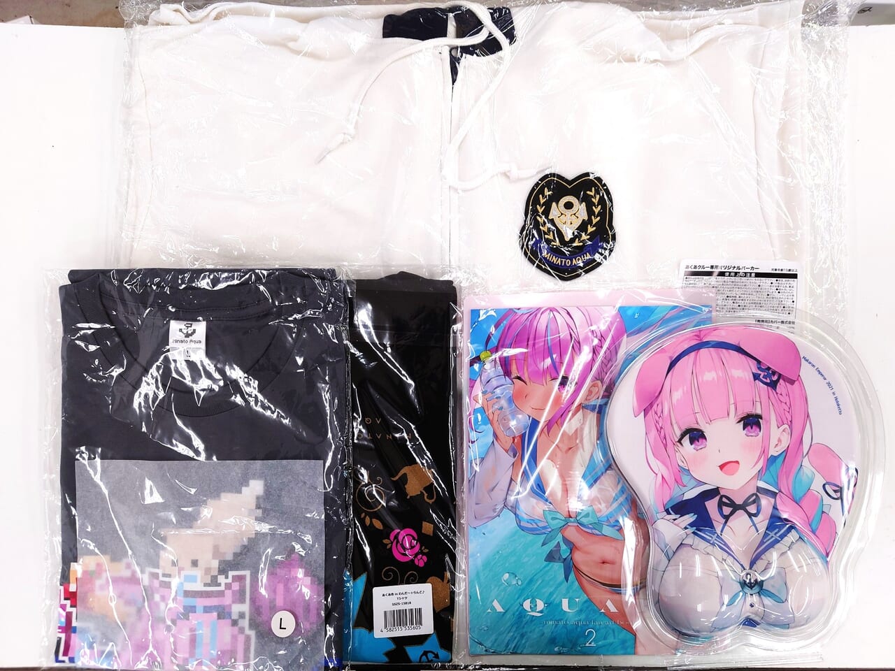 ホロライブ VTuber 湊あくあ パーカー・Tシャツなど グッズを買取  